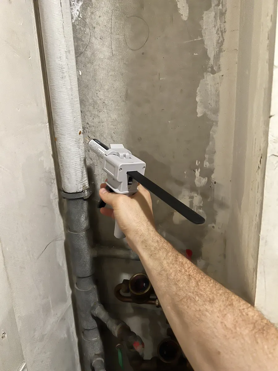 Application d'insecticide dans une gaine de descente en pied de colonne d'immeuble