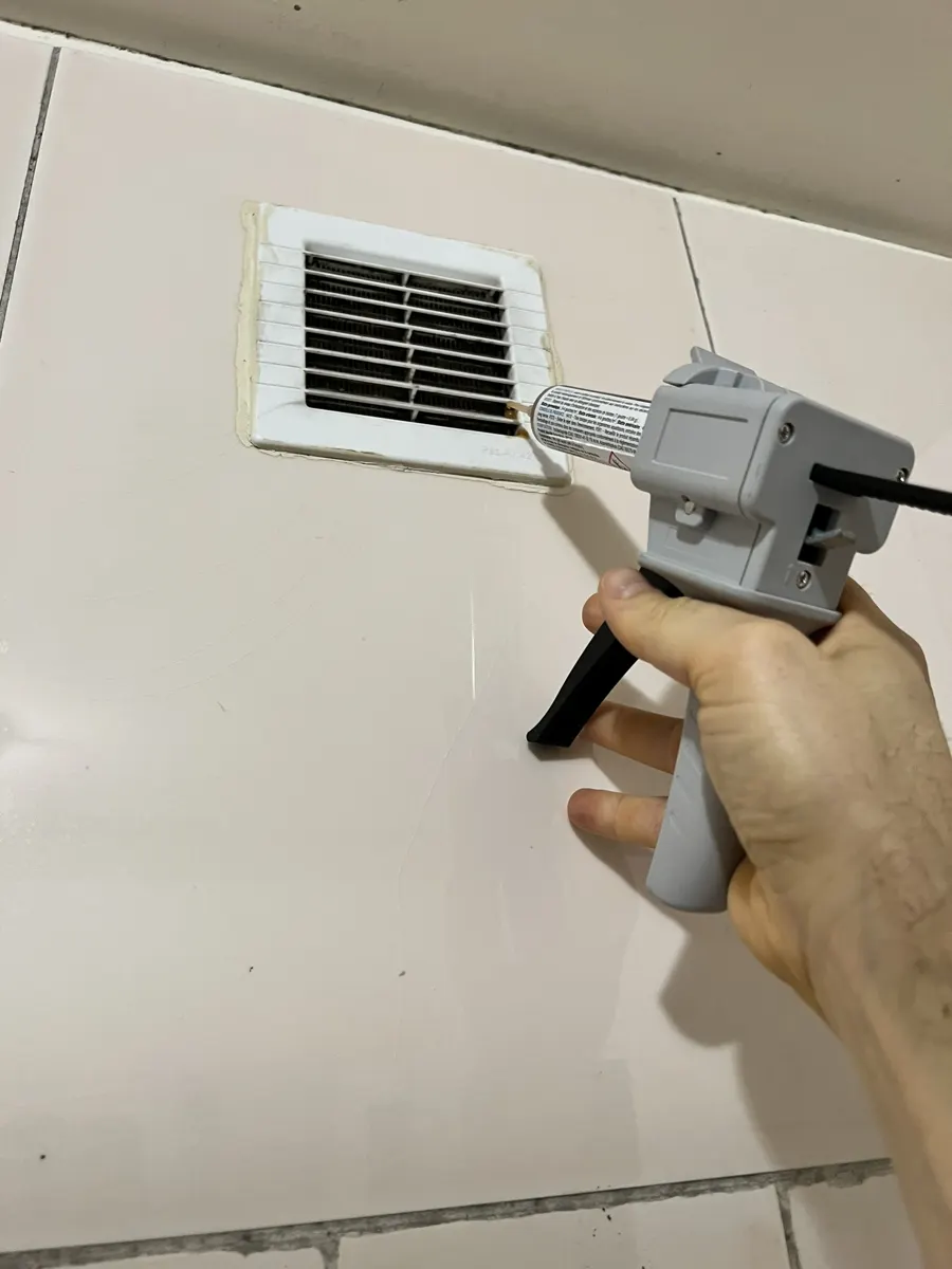Bouche de ventilation déboîtée traitée contre les cafards et signalée au syndic