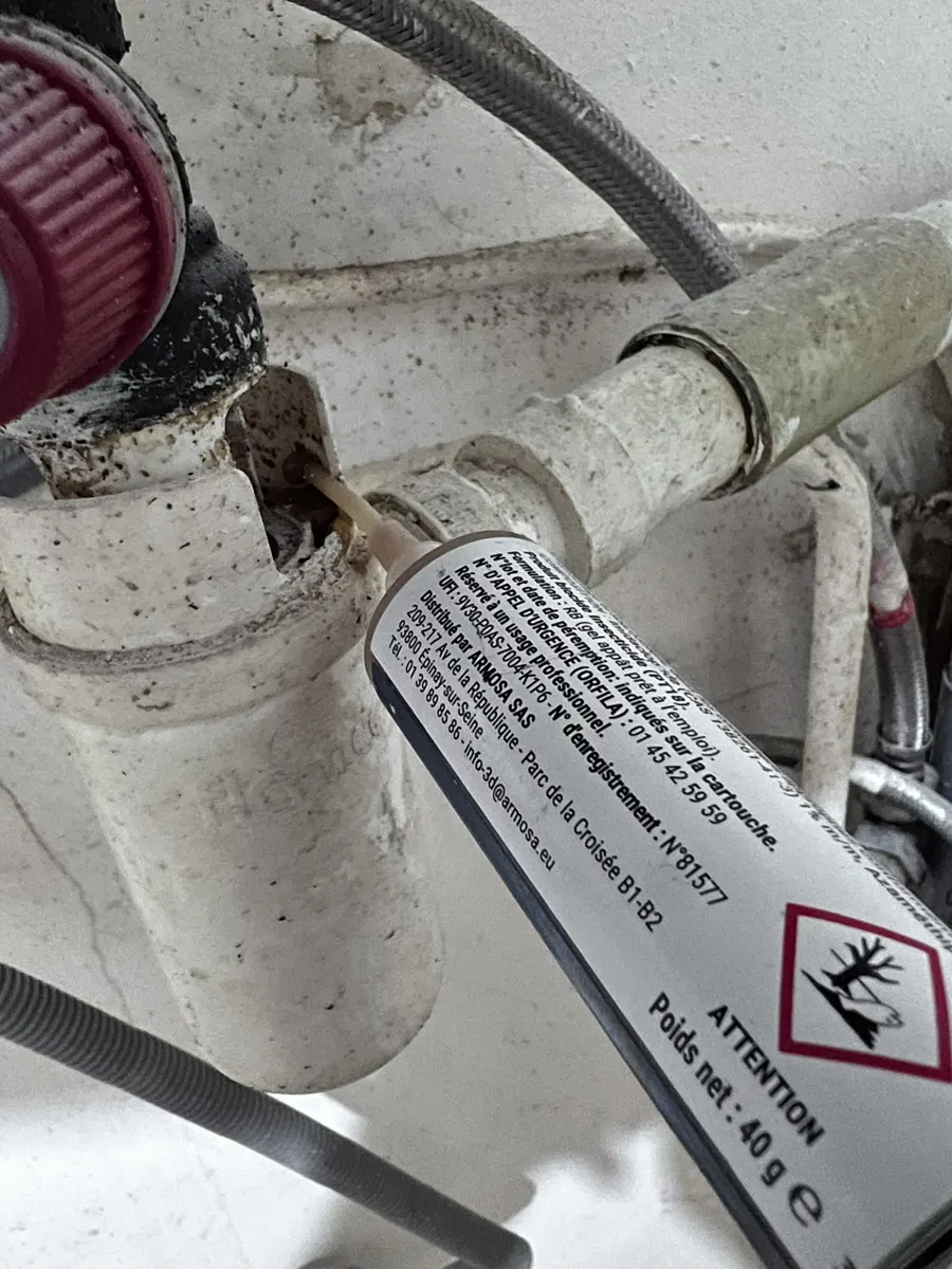 Produit biocide anti-cafards utilisé par un technicien certifié Certibiocide