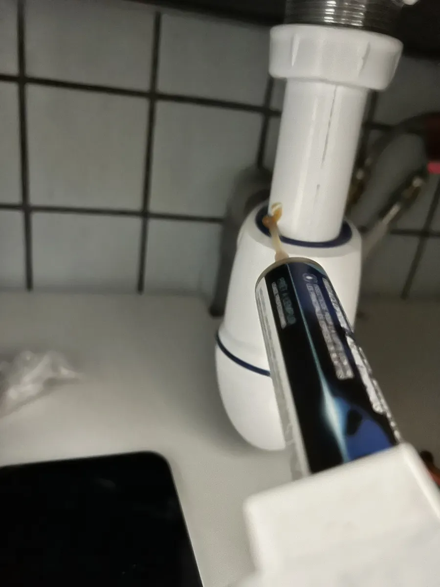 Traitement des évacuations d'une salle de bains, zone humide propice aux cafards