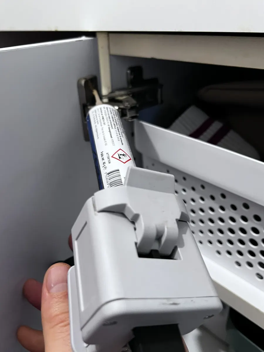 Traitement au gel insecticide sous une hotte de cuisine contre les cafards en copropriété