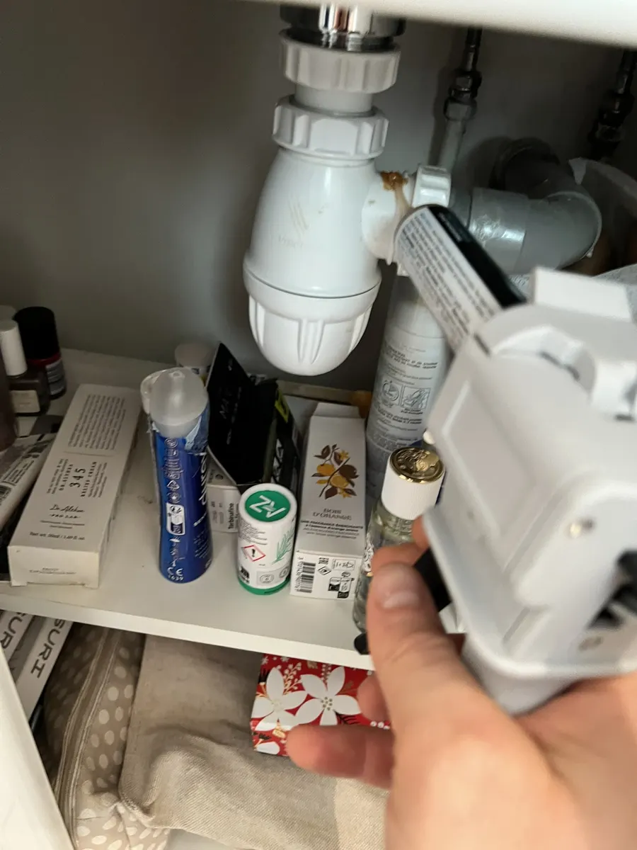 Renouvellement du gel anti-cafards sous un évier de cuisine en copropriété parisienne