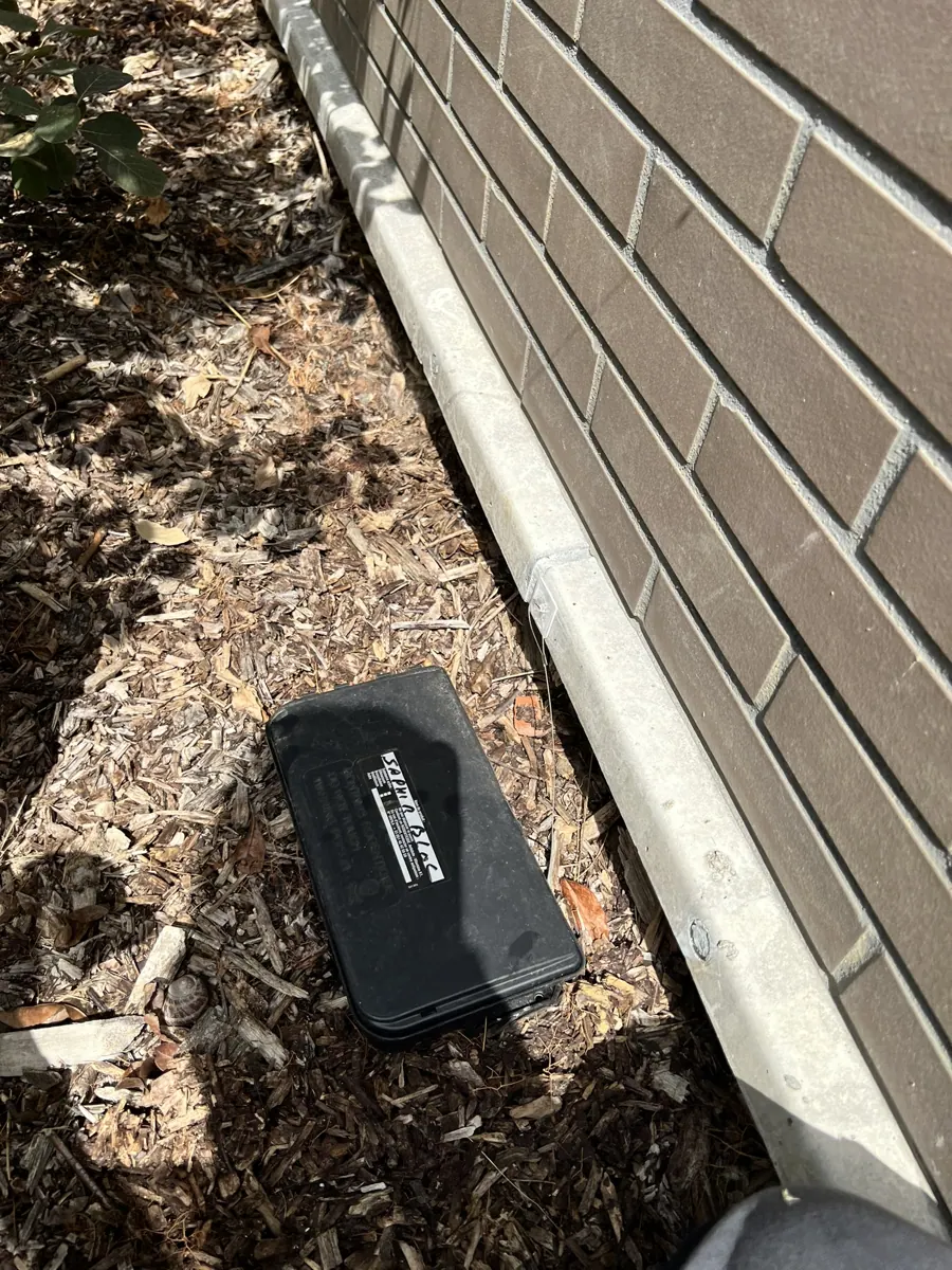 Poste d'appâtage rodenticide verrouillé après rechargement dans une résidence du Val-d'Oise
