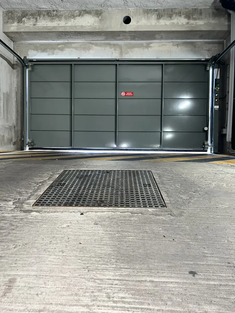 Bas de porte de local poubelles et grille d'évacuation, points d'entrée de rats