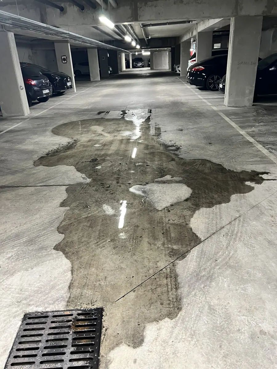 Fuite d'eau permanente dans un parking souterrain favorisant la présence de rats