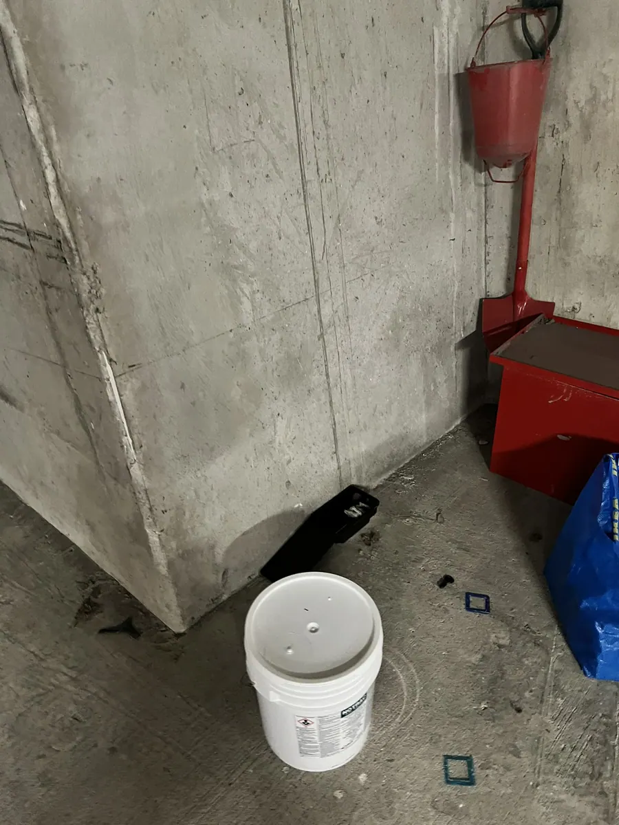 Angle de parking dégagé avant installation d'un poste d'appâtage anti-rats