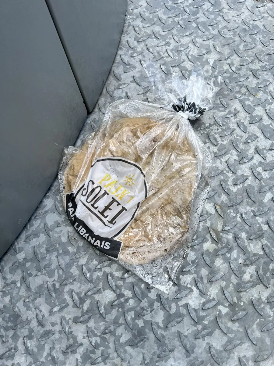 Sachet de pain abandonné au sol créant une concurrence alimentaire avec les rodenticides