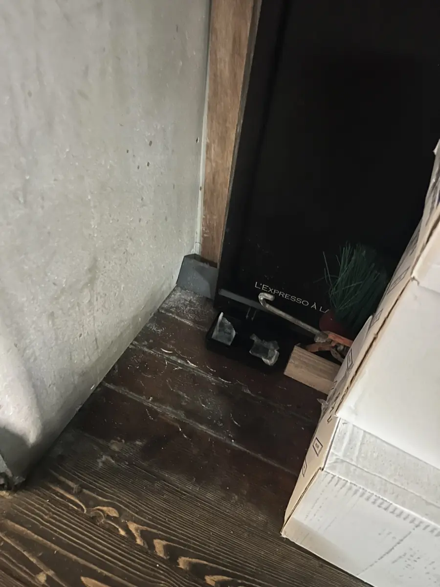 Jour sous un bas de porte constituant un point d'entrée de souris en partie commune