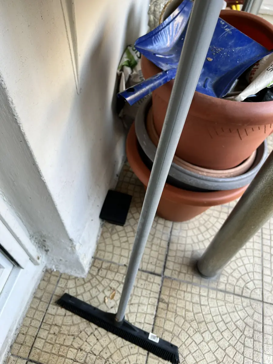 Seuil de porte-fenêtre avec interstice permettant l'accès des souris depuis la terrasse