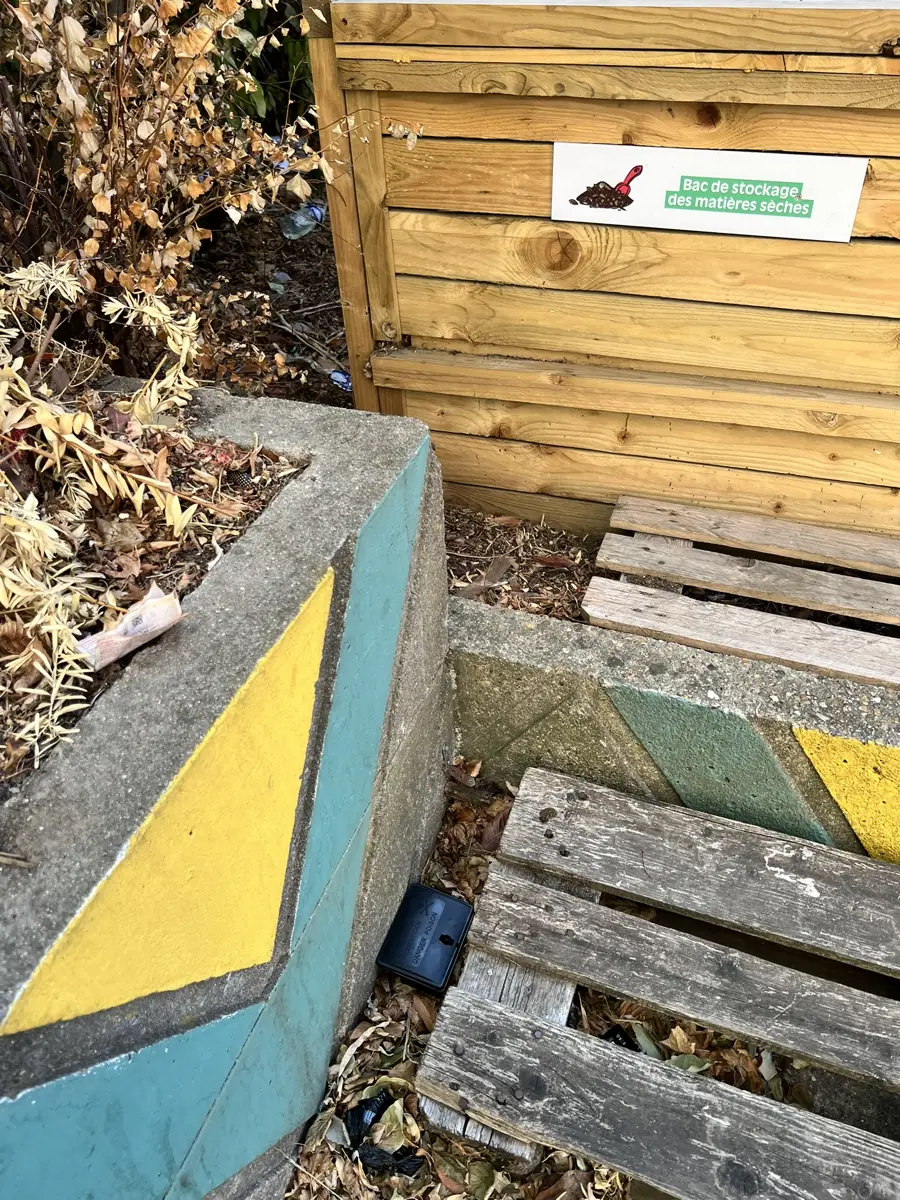 Abords d'un composteur de résidence avec interstices accessibles aux souris
