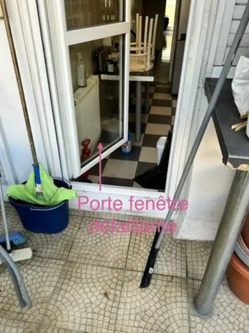 Porte-fenêtre défectueuse ne fonctionnant plus en oscillo-battant dans un appartement