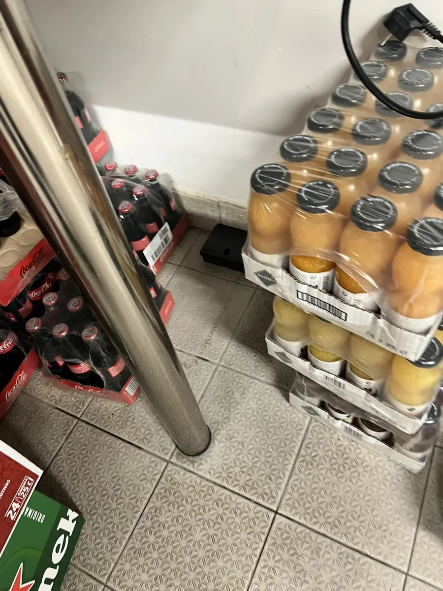 Réserve de restaurant avec stockage au sol, zone propice au passage des souris